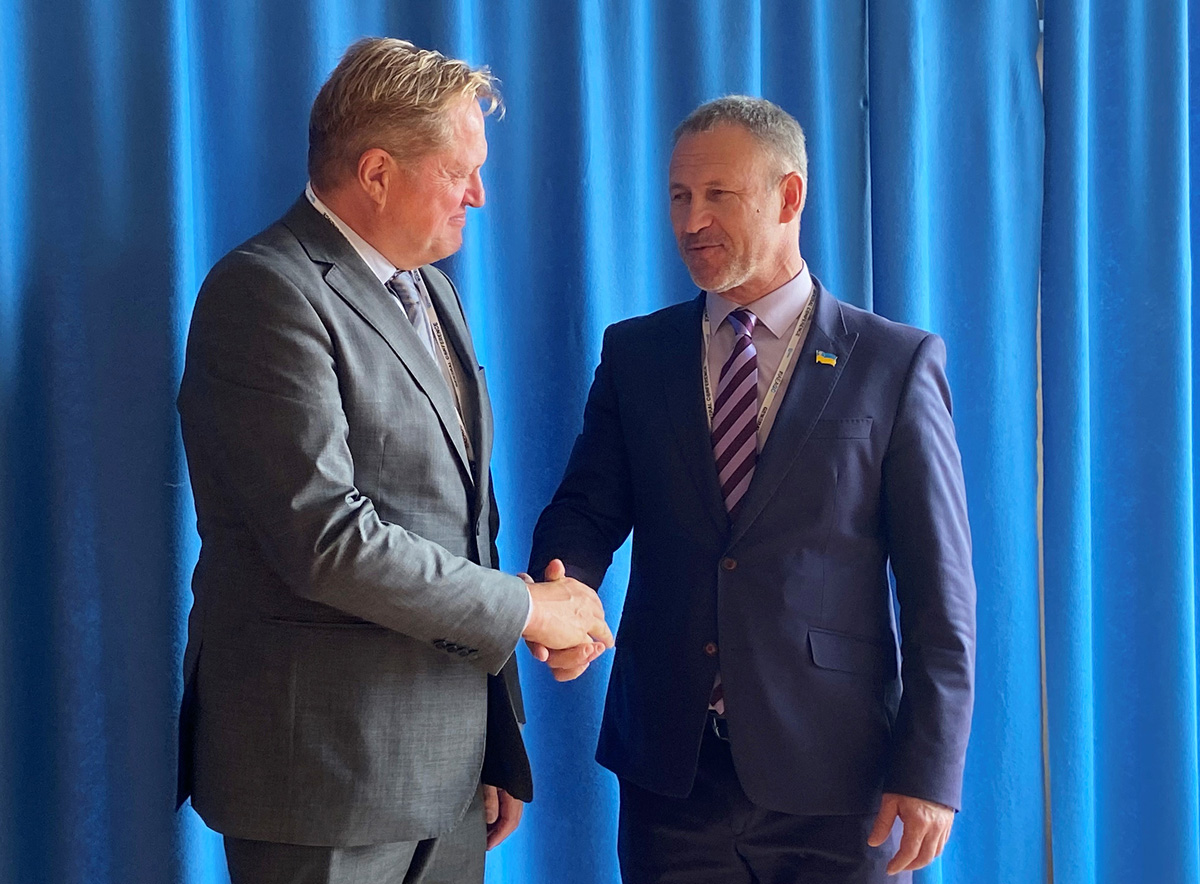 Figur 4.5 Direktør Per Strand i DSA og direktør Oleh Korikov i Ukrainas atomsikkerhetsmyndighet SNRIU under IAEAs generalkonferanse i september 2022.