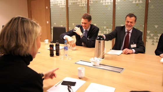 Leder Hans Jacob Bull i Fartsområdeutvalget leverer tilleggsrapporten til næringsminister Monica Mæland. Her sammen med viseadm. direktør Harald Solberg i Rederiforbundet. Næringsminister Monica Mæland sammen med Hans Jacob Bull, professor og leder av Fartsområdeutvalget og Harald SOlberg, viseadm. direktør i Rederiforbundet.