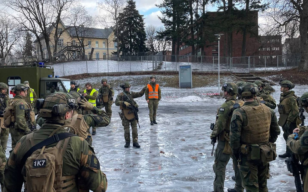 Figur 11.10 Et betydelig antall norske statsborgere er til enhver tid knyttet til en eller flere beredskapsroller. Alle disse er med på å forme nasjonal forsvarsevne og motstandskraft. Det gjelder også Forsvaret og særlig i Heimevernet. Om lag 40 000 personer er...