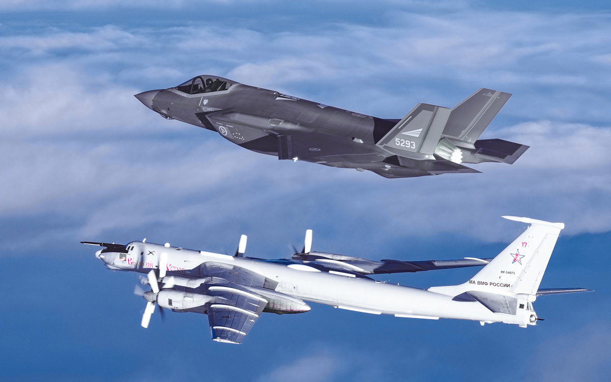 Figur 11.4 Russiske luftstyrker gjennomfører jevnlig flyvninger langs norskekysten. Her overvåker et norsk F-35 kampfly et russisk TU-95MS strategisk bombefly i nærheten av norsk luftrom.