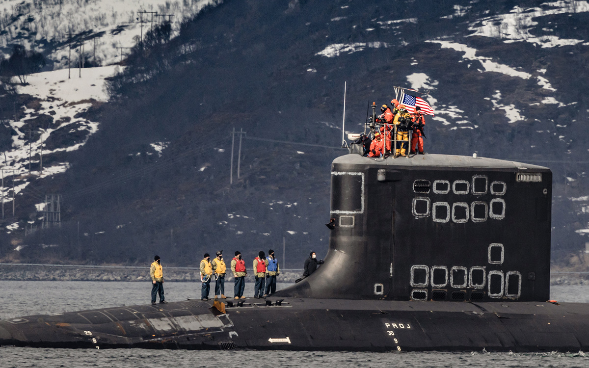 Figur 11.5 Russland har omfattende strategiske kjernefysiske styrker stasjonert på Kola-halvøya. Det gjør at russiske operasjonsområder utenfor norskekysten også er svært viktige å følge med på for våre allierte. Her anløper den amerikanske atomdrevne angrepsub...