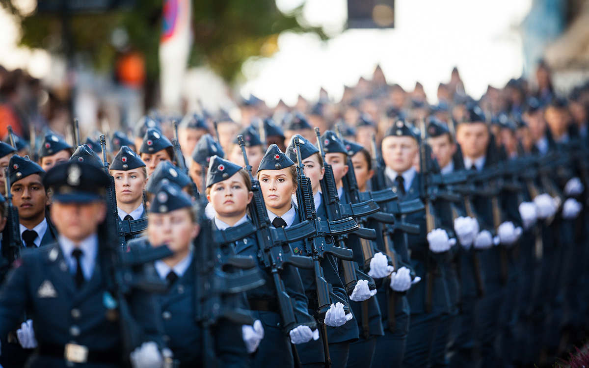 Figur 11.6 Verneplikten er en viktig del av båndet mellom Forsvaret og befolkningen. Bildet viser soldater i førstegangstjeneste som marsjerer langs Karl Johan i Oslo, under åpningen av det 159. storting 2. oktober 2014.