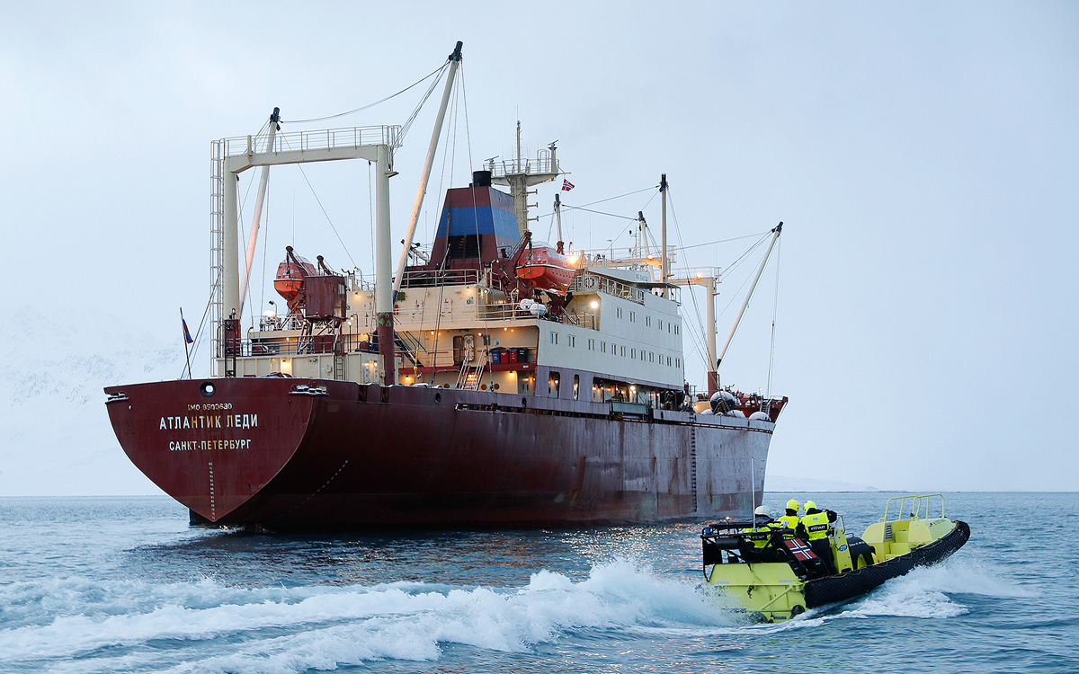 Figur 11.7 Kystvakten spiller en avgjørende rolle i forvaltningen av norske naturressurser. Her gjør fiskeriinspektører fra KV «Svalbard» klare for fiskeriinspeksjon på et russisk fiskefartøy vinteren 2023.