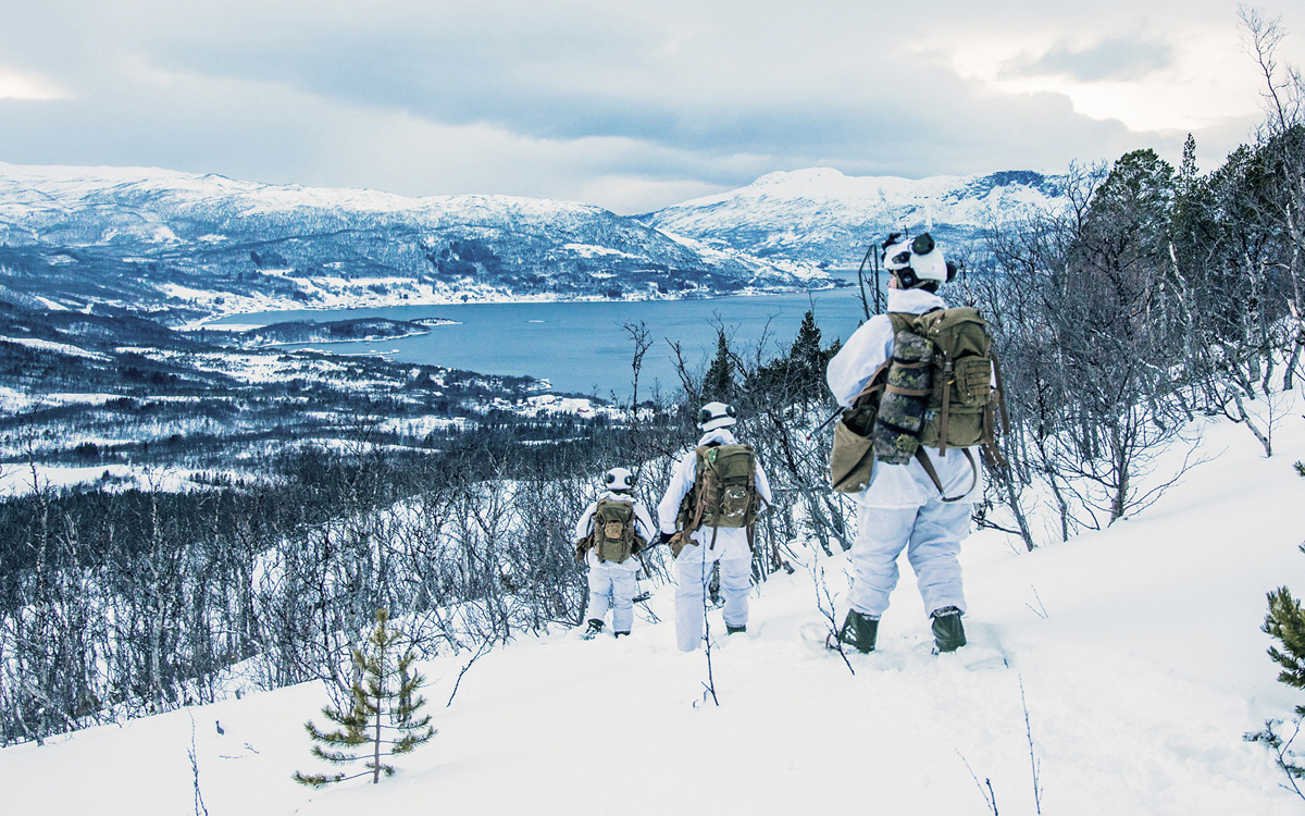 Figur 12.14 Norge er et av verdens mest utfordrende områder å drive militære operasjoner i. Her er en patrulje fra Innsatsstyrke Varg fra HV-08 Agder og Rogaland under øvelse Joint Viking 2023.