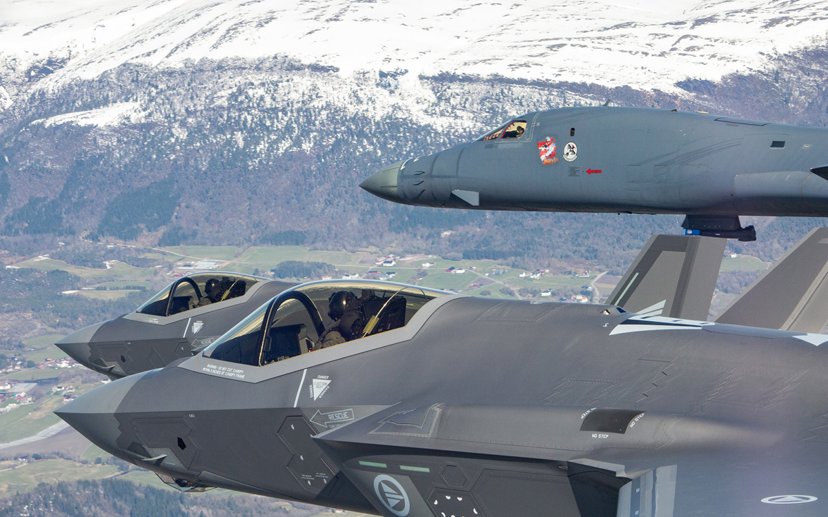 Figur 12.16 Luftmakt er en helt sentral del av NATOs slagkraft. Her flyr B-1B Lancer bombefly, som en del av Global Strike Command i formasjon sammen med norske F-35A kampfly over norsk territorium.
