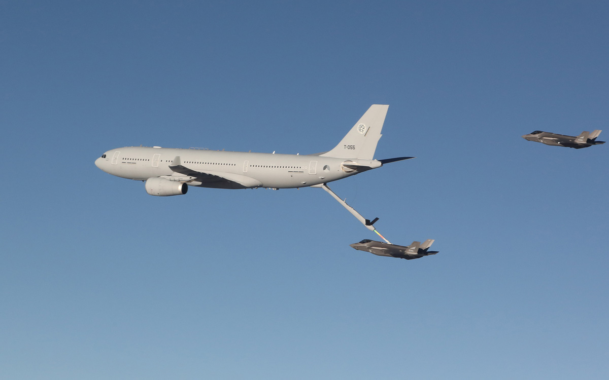 Figur 12.17 Et A330 multirolle tank- og transportfly (MRTT), fra tankflyflåten Norge er deleier i, øver sammen med en norsk F-35 november 2021.