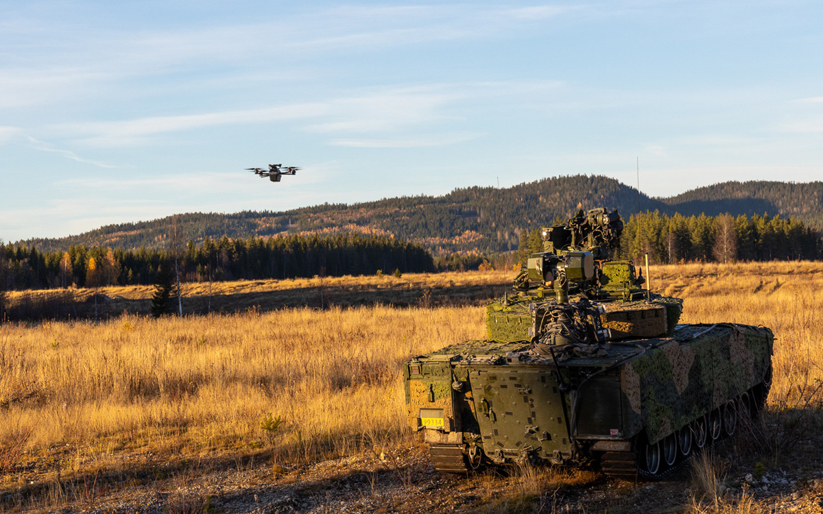 Figur 12.19 Ubemannede systemer er en avgjørende del av dagens og morgendagens militære operasjoner. Her fra testing av ubemannede systemer i kombinasjon med tradisjonelle plattformer på Rena i oktober 2022.