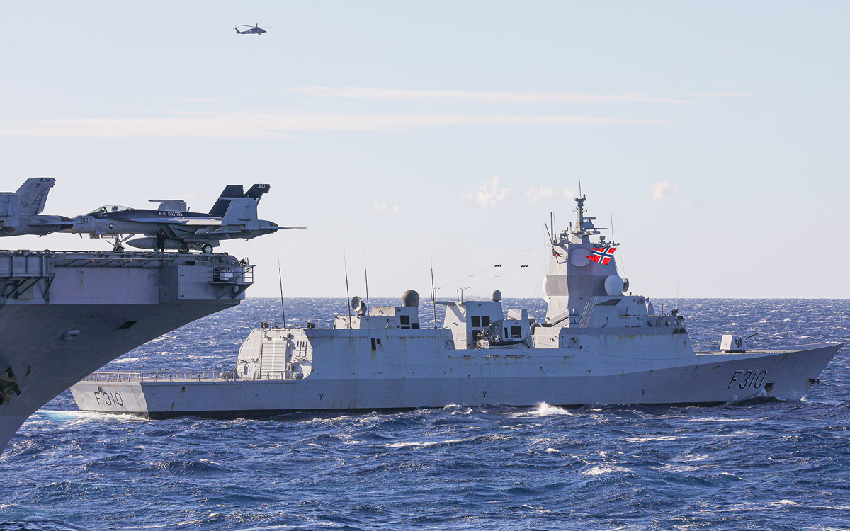 Figur 12.2 Forsvaret er i mange tilfeller tett integrert med allierte systemer. Fregatten KNM «Fridtjof Nansen» seilte som en nærmest fullintegrert del av hangarskipgruppen USS «Harry S Truman», under øvelse Neptune Strike 2022. Oppdraget ble forlenget som følg...