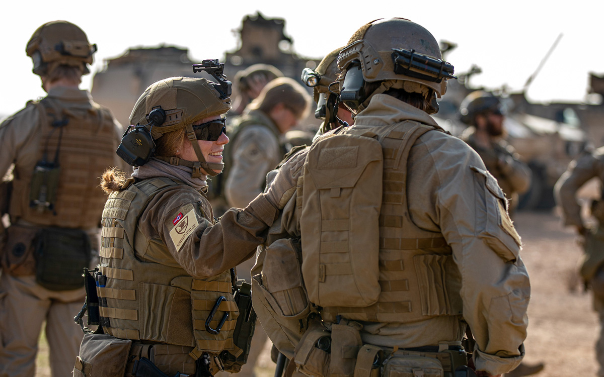 Figur 12.3 Internasjonale operasjoner kan strekke Forsvarets begrensede ressurser. Her deltar soldater fra Telemark bataljon i den norske styrken NOR SECFOR, som opprettholder forsvaret av luftbasen Ain al-Asad i Nord-Irak januar 2023.