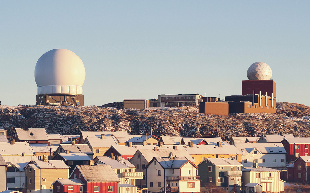 Figur 12.9 Etterretning har lenge vært et viktig norsk bidrag til transatlantisk sikkerhet og situasjonsforståelse i NATO og vil fortsette å være det i fremtiden. Globus II radaren på Vårberget i Vardø er driftet av Etterretningstjenesten.