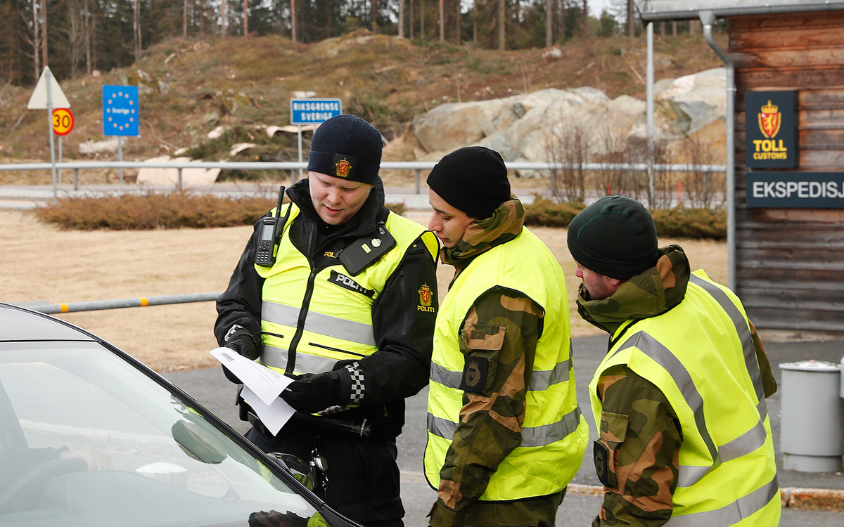 Figur 13.1 Samarbeid mellom Forsvaret og politiet er i stadig utvikling, og viktig for å møte sammensatte trusler. Her fra Ørje grensestasjon da soldater fra HV-01, innsatsstyrke Polar Bear IV, støttet politiets grensekontroll under pandemien.