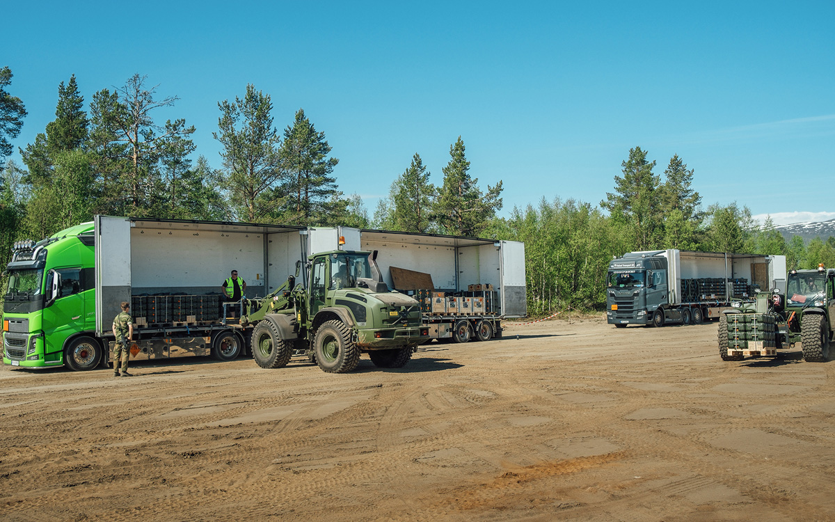Figur 13.2 God logistikk er avgjørende for enhver militær organisasjon. På bildet øver Hæren i rammen av totalforsvaret på øvelse Thunderbolt i 2021. Transport av ammunisjon til CV90 kampvogner utføres blant annet av sivile logistikkselskap.