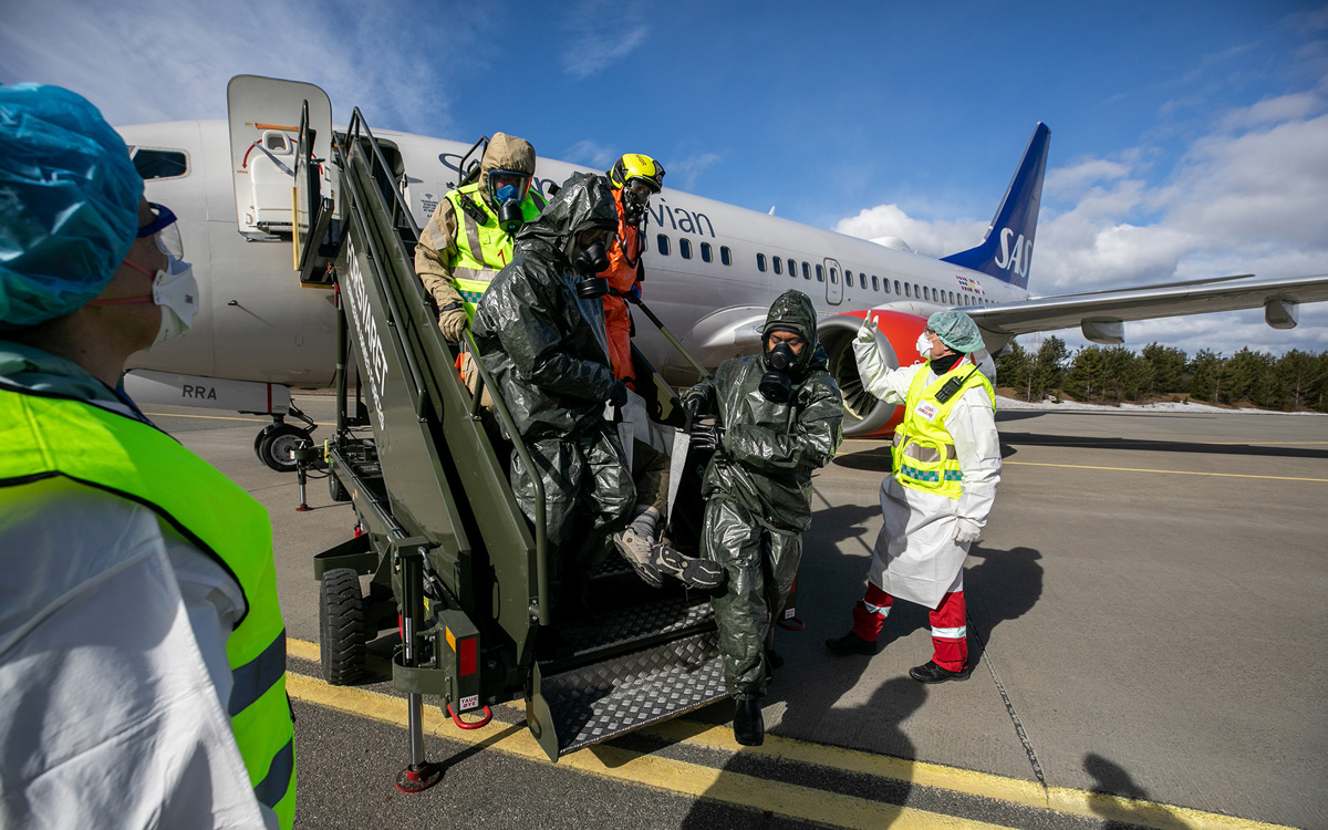 Figur 13.3 Samarbeid med sivile etater er avgjørende for norsk støtte til allierte. På bildet trener sivile nødetater sammen med norske og franske CBRN-spesialister (kjemiske/biologiske/radiologiske/kjernefysiske våpen) under øvelse Cold Response 2022.