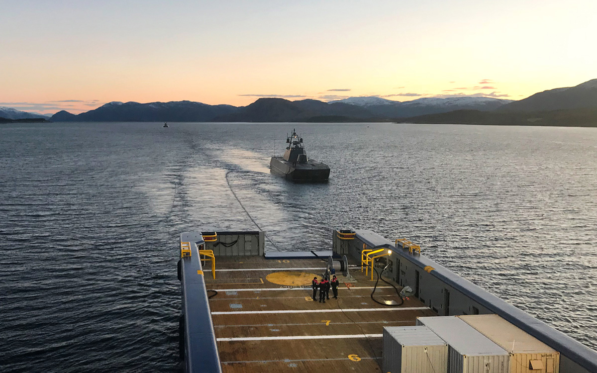 Figur 13.4 Sivile logistikkløsninger kan være mer kostnadseffektive enn at Forsvaret holder seg med egne. Det sivile supplybåten «Stril Mar» fyller her drivstoff på en av Forsvarets korvetter under øvelse Trident Juncture i 2018.