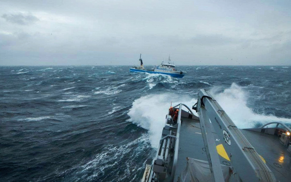 Figur 13.6 Kystvakten er en del av det militære forsvaret av Norge og løser Forsvarets maritime fredsoperative oppdrag. Kystvaktens oppgaver er suverenitetshevdelse i norske farvann, fiskeri-, toll- og miljøoppsyn, anløpskontroll, redningstjeneste og bistand ti...
