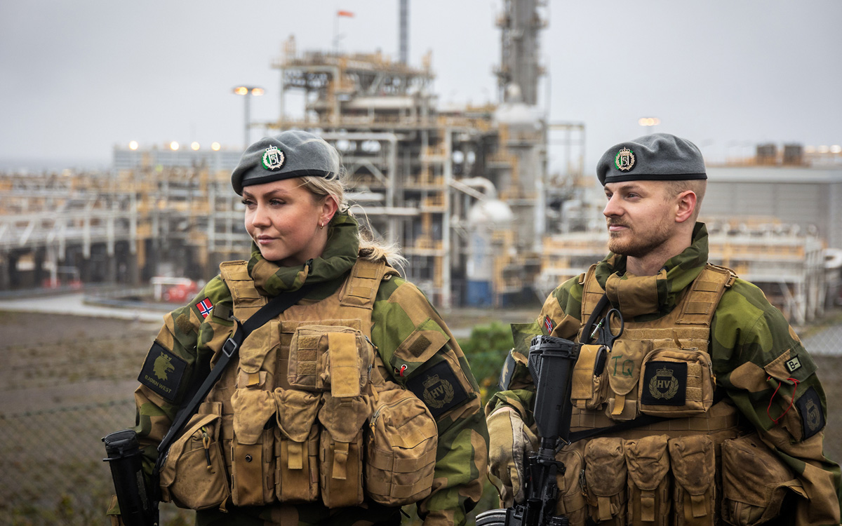 Figur 13.7 Heimevernet kan fungere som en viktig ressursbrønn for politiet. Her fra forsterket vakthold ved petroleumsanlegget Kårstø i Rogaland etter sprengingen av gassrørledningene i Østersjøen i september 2022.