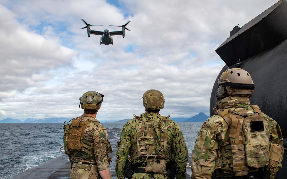 Figur 14.2 Marinejegerkommandoen øver sammen med amerikanske spesialstyrker, marinen og marinekorpset.