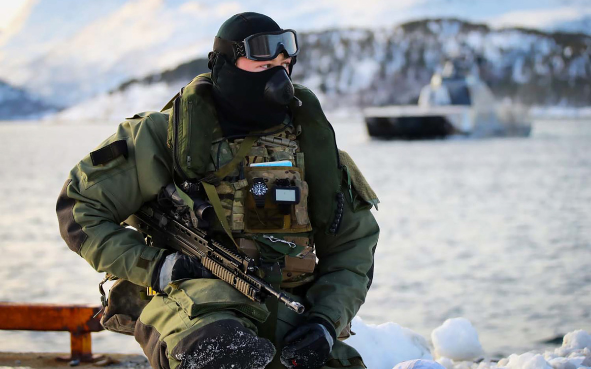 Figur 14.4 Storbritannia er en av Norges viktigste allierte. Her gjennomfører Britiske Royal Marines fra 47th Commando operasjoner sammen med en norsk korvett på øvelse i Norge januar 2020.