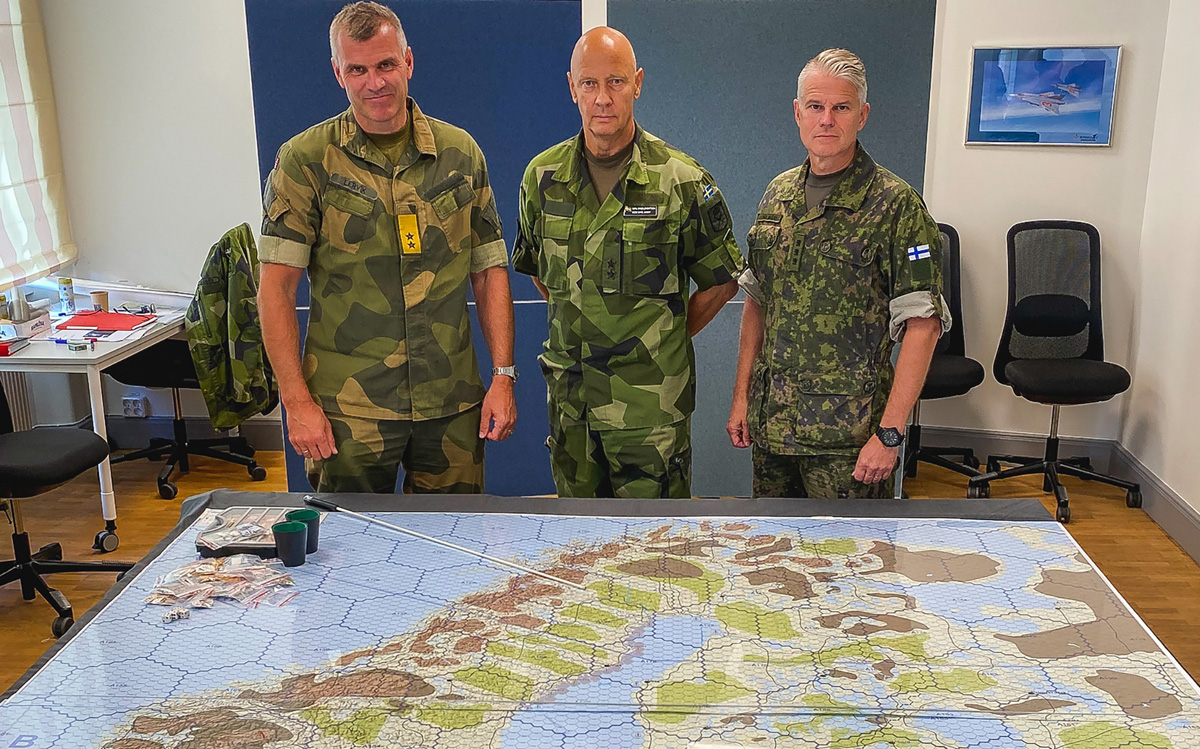 Figur 14.8 Sverige og Finlands inntreden i NATO åpner helt nye muligheter. Hærsjefene fra Norge (Lars Sivert Lervik), Sverige (Karl L. Engelbrektson) og Finland (Pasi Välimäki), deltar på kartøvelse i Stockholm august 2022 for å diskutere taktisk samvirke i nor...