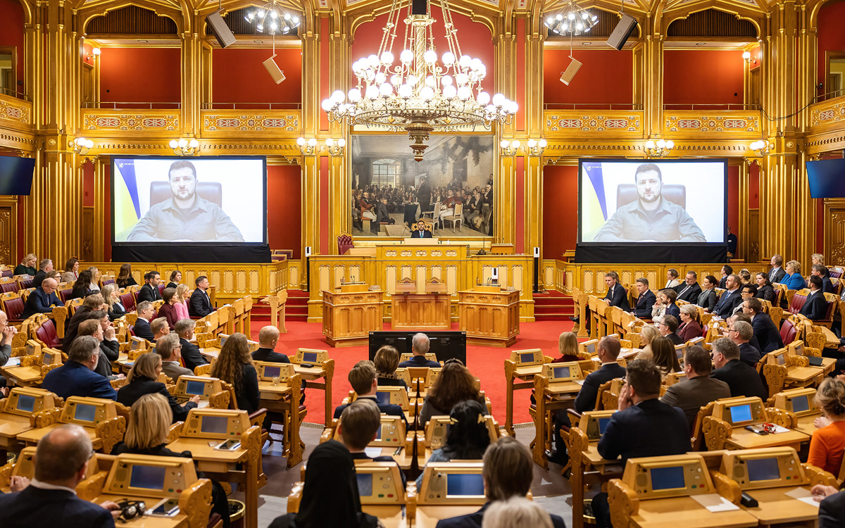 Figur 15.2 Stortinget blir viktigere i en tid der det skal brukes mer ressurser på sikkerhet, forsvar og beredskap. I 2022 bevilget Stortinget 75 milliarder kroner over fem år til Ukraina gjennom det såkalte «Nansen-programmet». På bildet taler Ukrainas preside...
