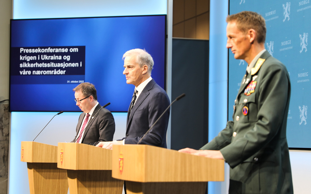 Figur 15.3 Regjeringen må kunne fatte beslutninger i krise og krig, og evne å beslutte dem raskt nok. Bildet er fra regjeringens pressekonferanse den 31. oktober 2022, hvor det ble besluttet at Forsvaret skulle heve sin beredskap som følge av Russlands fullskal...