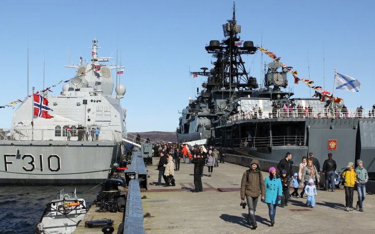 Figur 2.15 Militært samarbeid og kontakt mellom Norge og Russland på ikke-sensitive områder var lenge en målsetting. Her fra øvelse Pomor som årlig ble gjennomført i perioden 2010-2014. Bildet er fra øvelsen i 2012 og viser den norske fregatten KNM «Otto Sverdr...