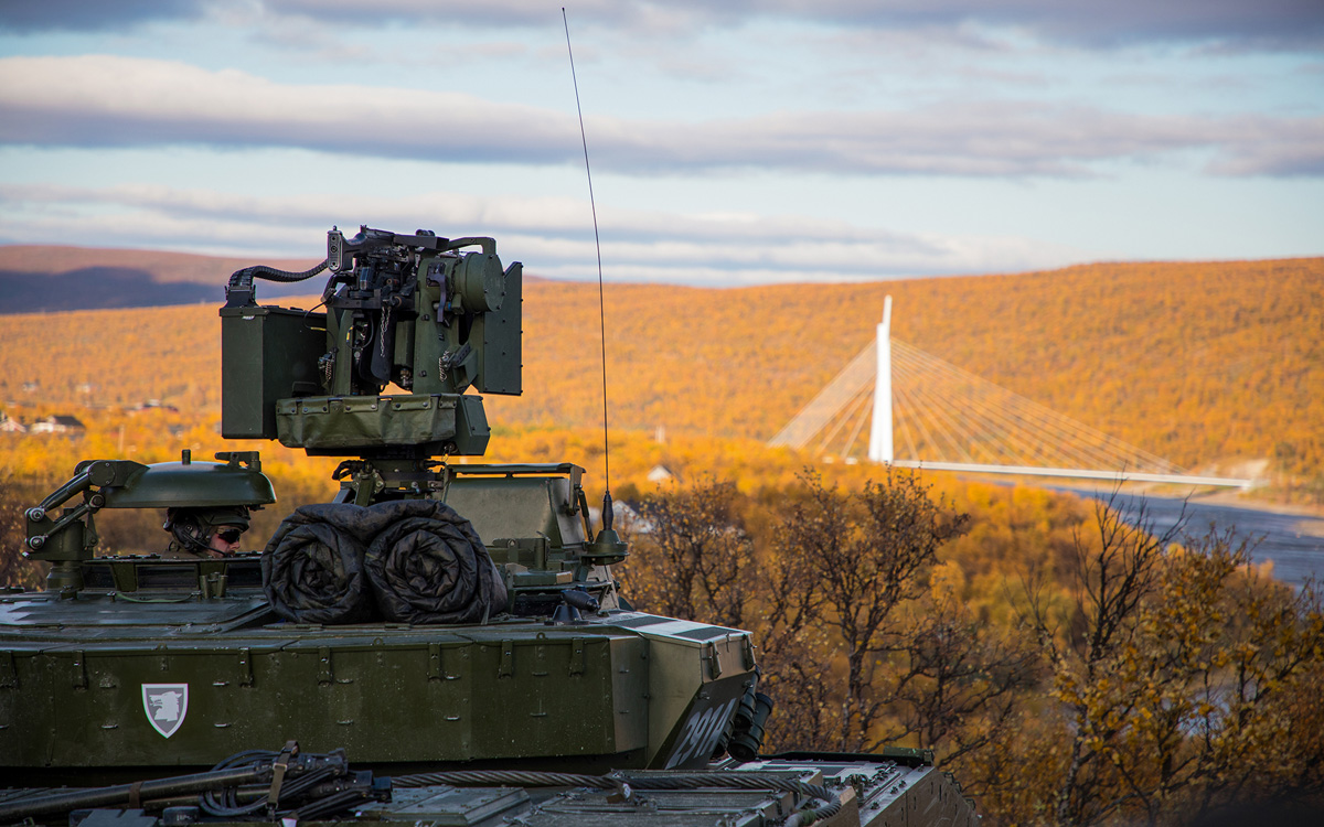 Figur 2.17 Den 23. september 2021 krysset norske mekaniserte styrker Tana bru inn på Varangerhalvøya for første gang siden den kalde krigen. Bildet viser en stormpanservogn av typen CV90 fra Finnmark landforsvar.