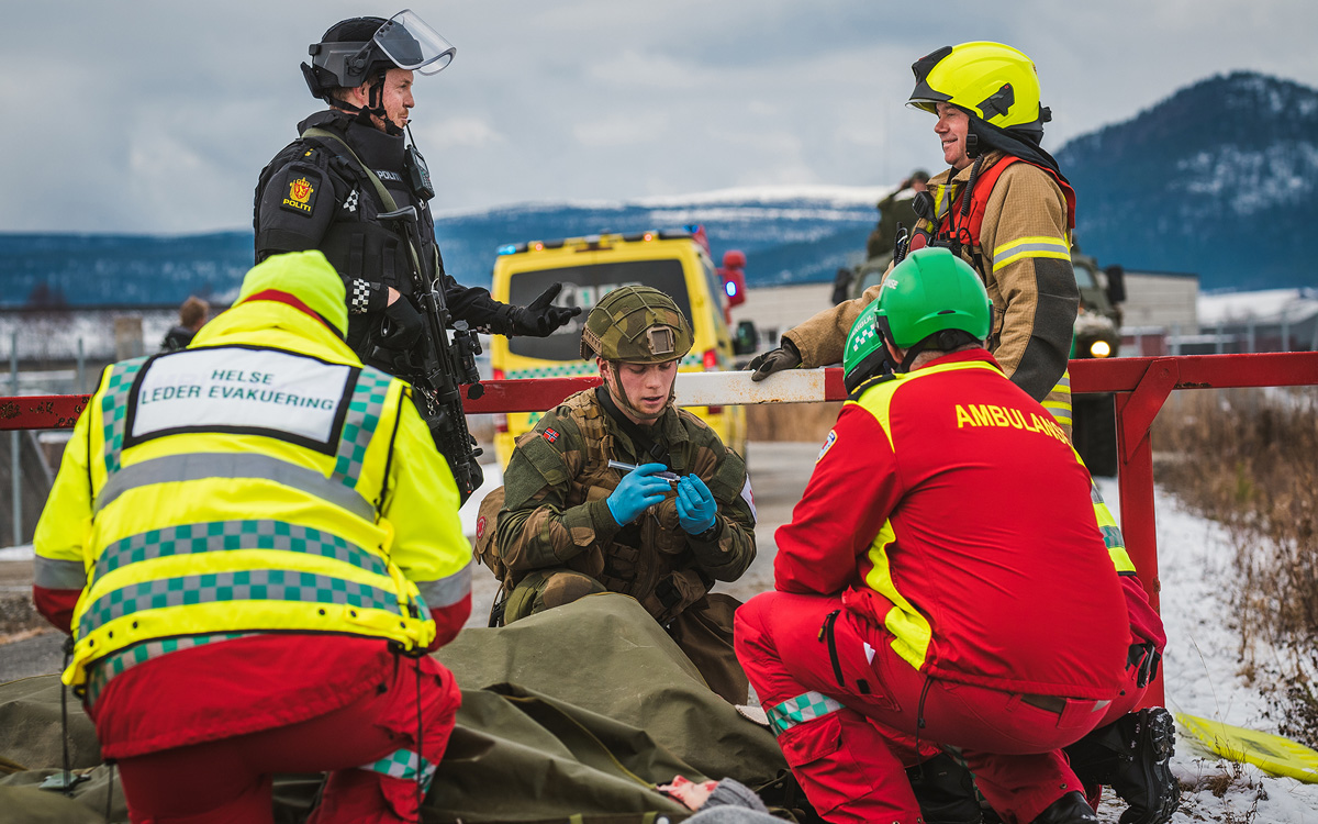 Figur 2.19 Et lite land som Norge er avhengig av hele landets ressurser for å håndtere beredskapsutfordringer. Forsvaret er avhengig av støtte fra det sivile og det sivile har stor nytte av støtte fra Forsvaret. Her bidrar personell fra Ambulansetjenesten, Bran...