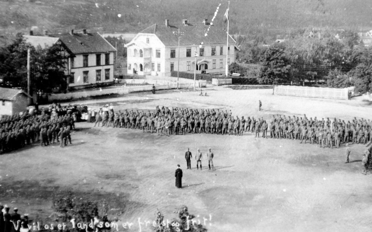 Figur 2.2 Fra 1895 styrket Norge Forsvaret ved investeringer i nye våpen og festningsanlegg langs grensen mot Sverige i Sør-Norge. Under unionsoppløsningen i 1905 bemannet Forsvaret disse anleggene mens forhandlingene pågikk i Karlstad. På bildet ser vi norske...