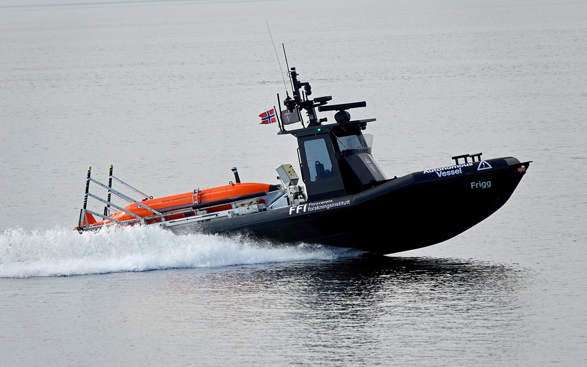 Figur 3.6 Forsvarets forskningsinstitutt (FFI) spiller en helt sentral rolle i Norges militære forskning og utvikling. FFI utvikler blant annet et autonomt minesøk og -sveip system. Bildet viser et ubemannet overflatefartøy med den autonome sonaren Hugin på dekk.