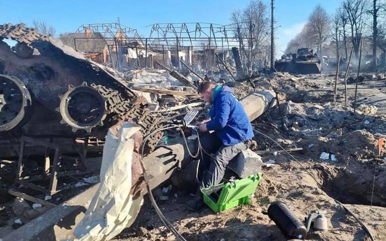 Figur 3.7 Krigen i Ukraina viser at den sivile understøttelsen av forsvarsevnen gjennom hele krise- og konfliktspekteret må være robust og effektiv. Her arbeider en ukrainsk telekommunikasjonsmontør med å reparere og gjenopprette kritisk kommunikasjonsinfrastr...