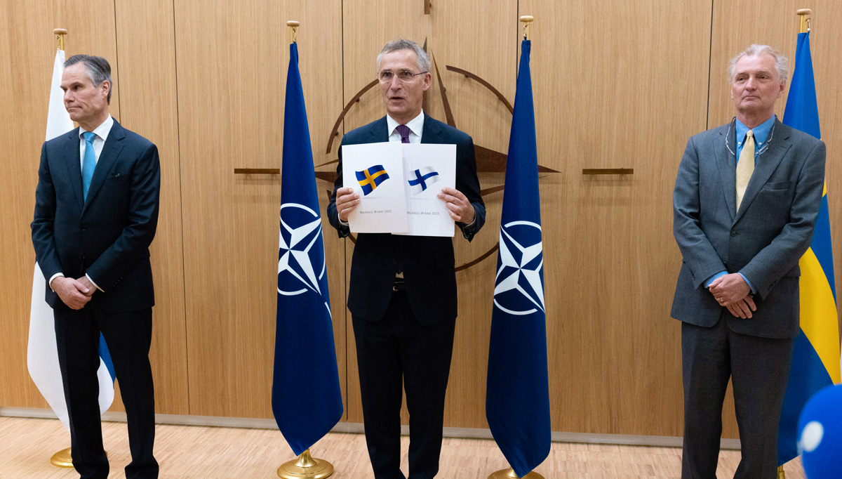 Figur 4.12 Putins aggresjon og brutalitet førte til at Finland og Sverige ga opp sin alliansefrihet. Den 18. mai 2022 søkte de to landene om medlemskap i NATO. Fra venstre: Klaus Korhonen (Finlands ambassadør akkreditert til NATO), Jens Stoltenberg (generalsekr...