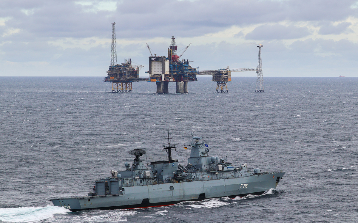 Figur 8.1 Energi er avgjørende for sikkerhet, vekst og velstand. Etter Nord-Stream-eksplosjonene i Østersjøen høsten 2022 tilbød Tyskland militære fartøy for å patruljere rundt norske plattformer og installasjoner. Bildet viser den tyske fregatten «Mecklenburg...