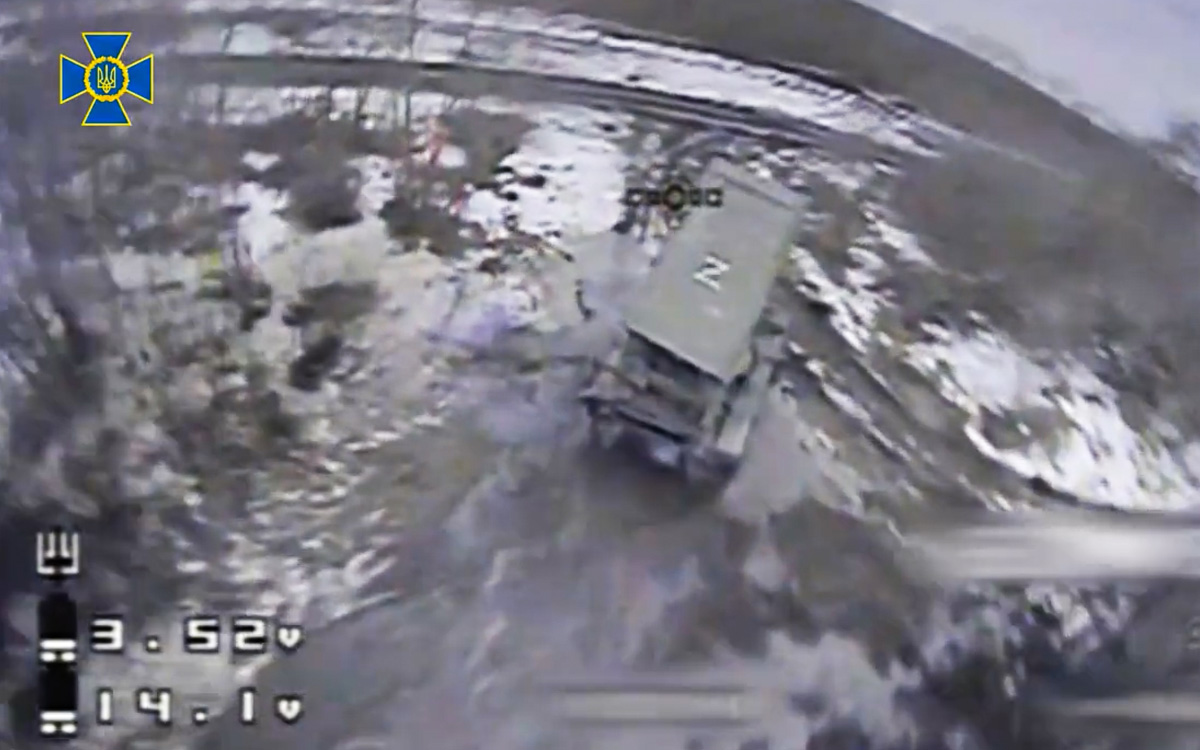 Figur 9.5 Bruken av ubemannede systemer i krigføring blir stadig viktigere. Den ukrainske hæren har benyttet droner i stor utstrekning. Bildet er tatt fra en drone som er i ferd med å ødelegge en russisk TOS-1A rakettartillerienhet i Donbass i mars 2023.