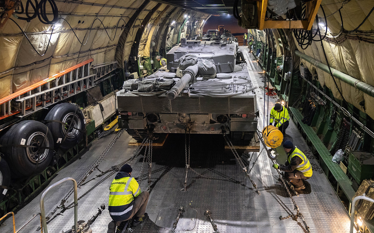 Figur 9.7 Store tradisjonelle plattformer spiller fortsatt en viktig rolle. I mars 2023 sendte Forsvaret 8 stk. Leopard 2 A4 NO stridsvogner, støttekjøretøy og ammunisjon til Ukraina.