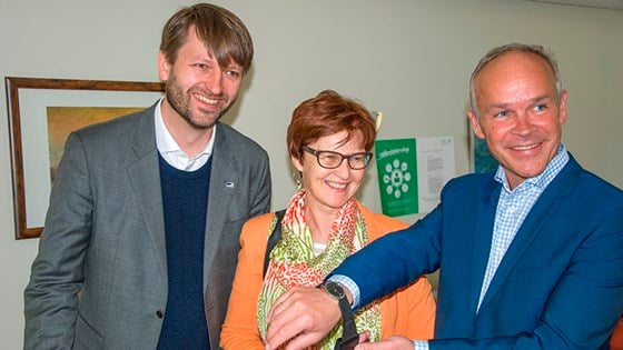 Moderne pleieteknologi Fra venstre: Byråd Eirik Lae Solberg, byråd Aud Kvalbein og statsråd Jan Tore Sanner. Sanner prøver et armbåndsur som gir signal hvis en dement person beveger seg utenfor en definert, trygg sone.