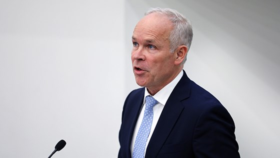 Bilde av finansminister Jan Tore Sanner på pressekonferanse