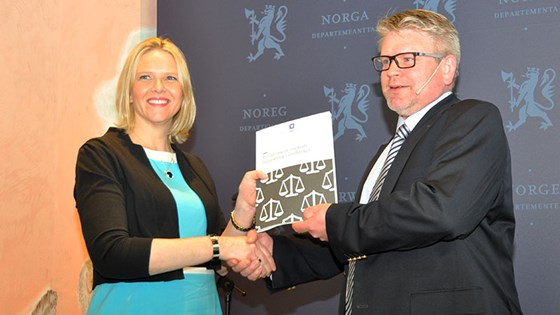 Landbruks- og matminister Sylvi Listhaug og utvalgsleder professor Erling Hjelmeng under overrekkelsen av rapporten i dag.