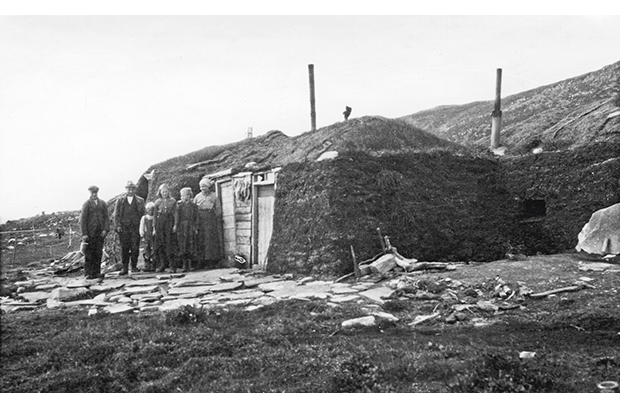 Figur 2.13 Boliggamme laga av torv i Kistrand. Kistrand kommunes arkiv 1845 – 1914 har vorte anerkjent som ein del av Noregs dokumentarv på bakgrunn av ca. 240 dokument på kvensk og 120 på samisk som finst i arkivet.
