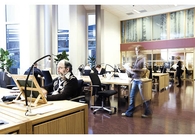 Figur 2.7 Lesesalen i Arkivsenteret på Dora i Trondheim. Statsarkivet i Trondheim deler lesesal med dei andre arkiva og biblioteka i Arkivsenteret – Interkommunalt arkiv Trøndelag, Trondheim Byarkiv, NTNU Universitetbiblioteket og Forsvarsmuseets bibliotek.