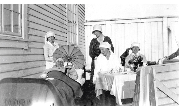Figur 3.1 Dr. Eriksens fysikalske dietetiske Sanatorium på Nærland i Hå (rundt 1929.) Ein av pasientane «kurer» ute og har selskap av direktørfrua, fru Årstad, og tre av dei tilsette ved sanatoriet. Dei fem kvinnene er frå venstre massøsa frk. Åsane, pasienten...