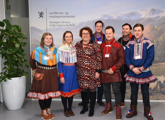 Landbruks- og matminister Olaug Bollestad møtte NRFs ungdomsutvalg.