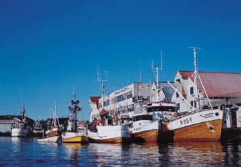 Figur 2.1 Kystnotfartøy av forskjellig størrelse liggende
ved kai i Åkrehamn
