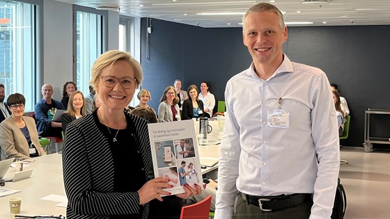 Helse- og omsorgsminister mottok rapporten om forskning i helseforetakene fra fagdirektør Bjørn Egil Vikse fra Helse Vest