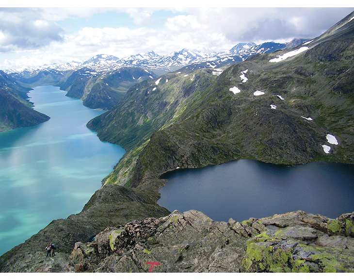 Figur 6.6 Besseggen i Jotunheimen. Fotturen over Besseggen er en av de mest populære i Norge, med ca. 40 000 fotturister i året.