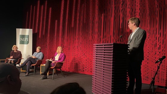 Flere samlet på scenen på Litteraturhuset i Oslo