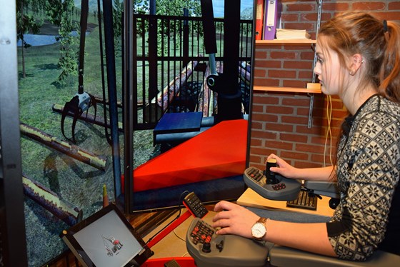 Nå er det klart for lessing av tømmer. Oda Vaa demonstrerte bruk av ny lassbærersimulator på Nome vgs avd. Søve. g Nå er det klart for lessing av tømmer. Oda Vaa demonstrerte bruk av ny lassbærersimulator på Nome vgs avd. Søve. g