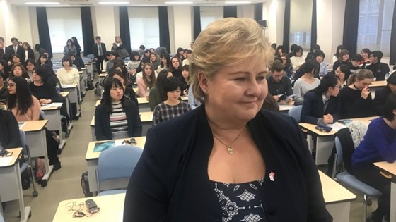 Statsminister Erna Solberg besøker Ochanomizu University i Japan.