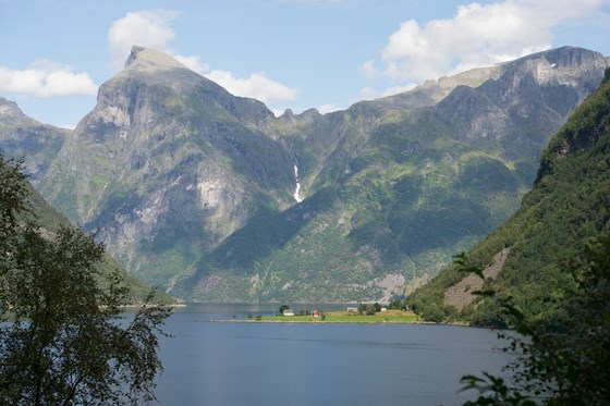 Hjørundfjorden er omgjeve av bratte og høge fjell. Her frå Kalneset inst i fjorden.