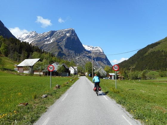 På sykkel får ein oppleve det det vakre kulturlandskapet i på nært hald. Her frå Norangsdalen. 